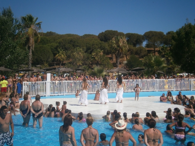 Exhibicion de danza junto a la piscina